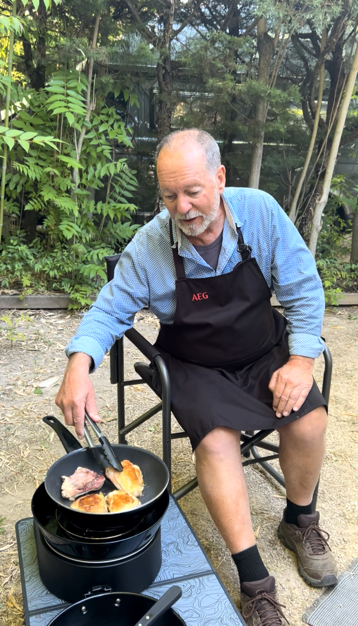 Des searing the chicken