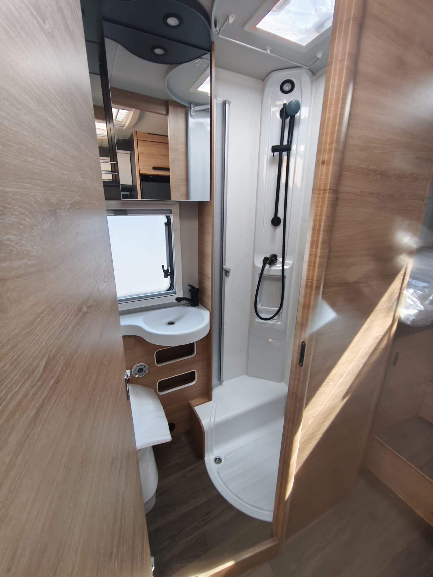 Knaus Live Wave 700 MEG Platinum Selection thumbnail 10