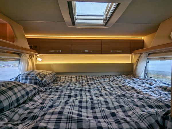 Weinsberg Carahome 700DG bed
