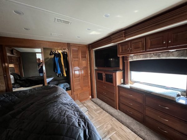 Fleetwood Discovery 2017 bed