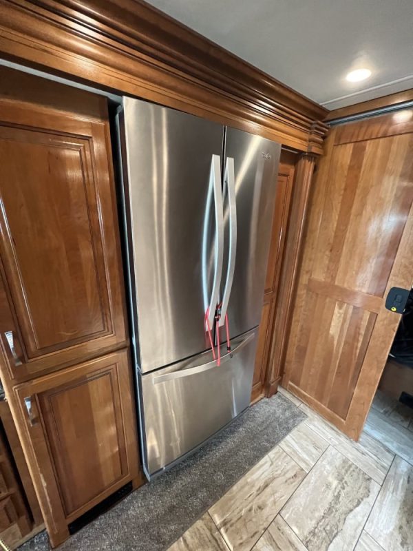 Fleetwood Discovery 2017 fridge