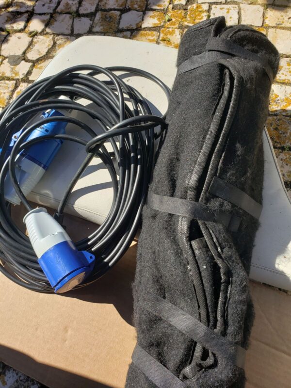 Globe Traveler Voyager Z (2) cables