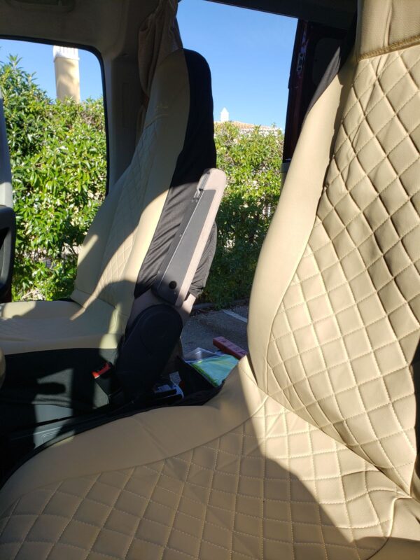 Globe Traveler Voyager Z front seats