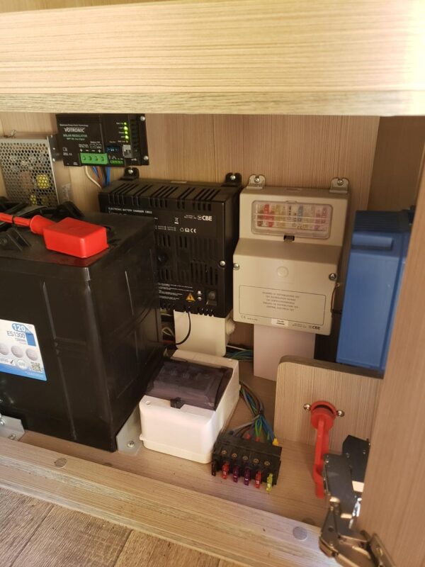 Globe Traveler Voyager Z (2) electrics
