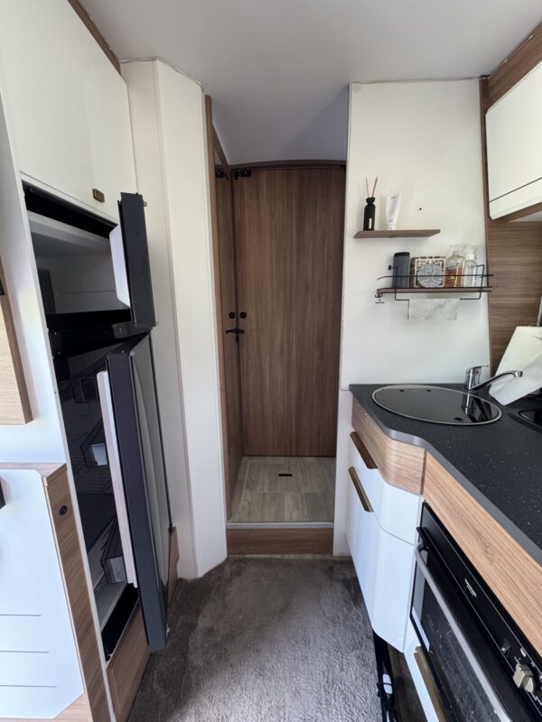 740 Pacific FGJ Expression - used motorhome for sale (10)
