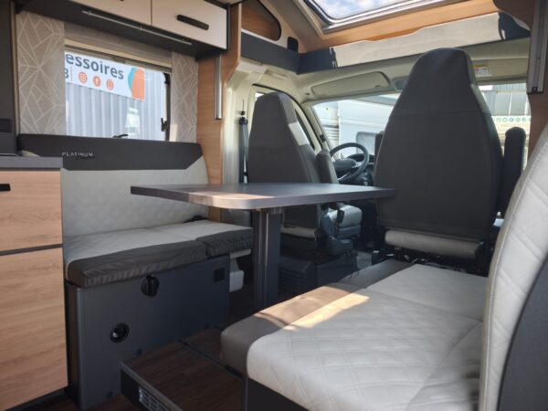 Knaus Live Wave 700 LX Platinum Selection dinette
