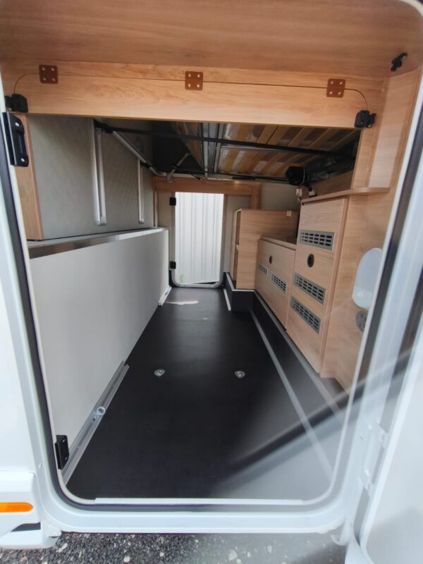 Knaus Live Wave 700 LX Platinum Selection cab