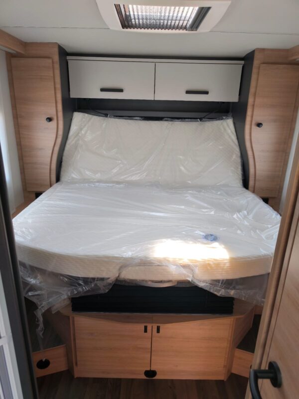 Knaus Live Wave 700 LX Platinum Selection rear fixed central bed